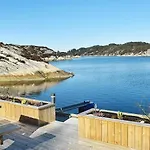 Feriehus 8 Person In Urangsvag *