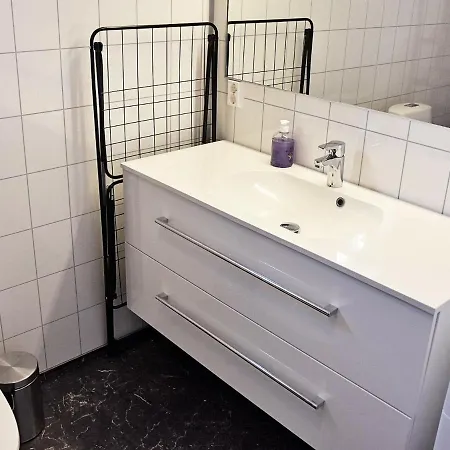 8 Person In Urangsvag
