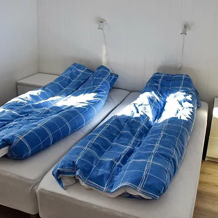 8 Person In Urangsvag *